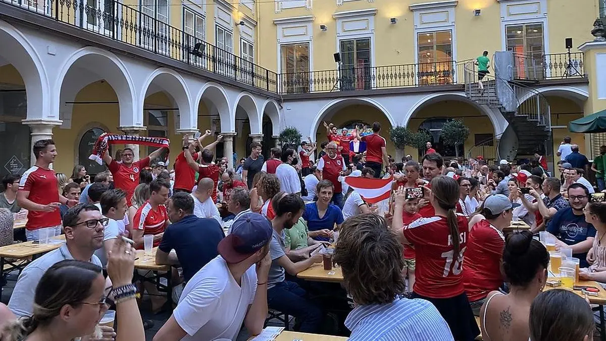 Beste Stimmung im Paradeishof nach dem Sieg der Östereicher