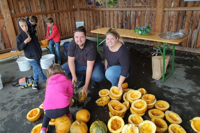 Die Kinder erfuhren von Christin und Michael Körbler alles rund um den Kürbis. Aber auch die Bedeutung von Ackerflächen und die Arbeit, die dahinter steckt, waren Thema. Natürlich durften die Kinder auch selbst einiges ausprobieren. 