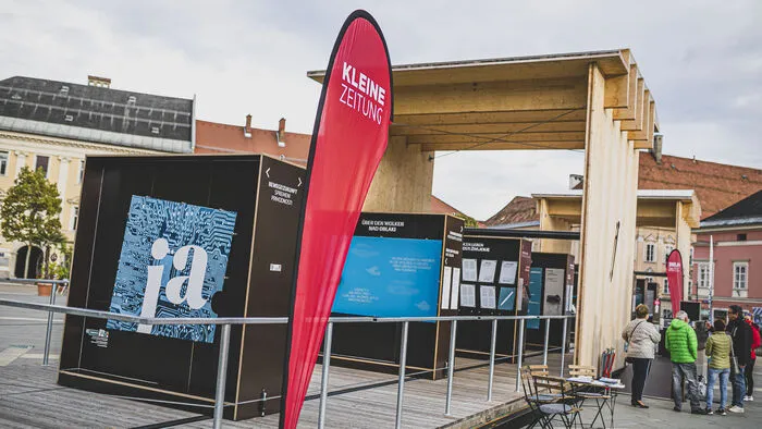 Kulturabteilungsleiter Igor Pucker und Martin Stermitz vom Kärntner Landesmuseum führten Interessierte durch die Ausstellung am Hauptplatz und beantworteten Fragen.