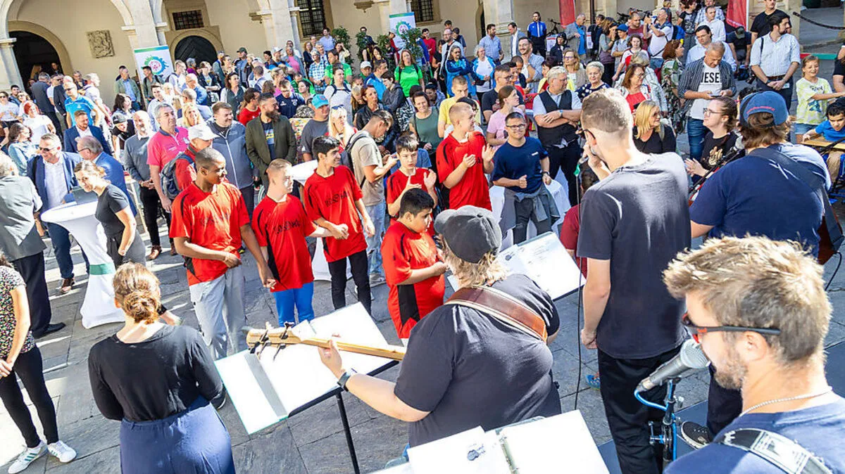 Viele Gäste beim Sozialtag im Landhaushof