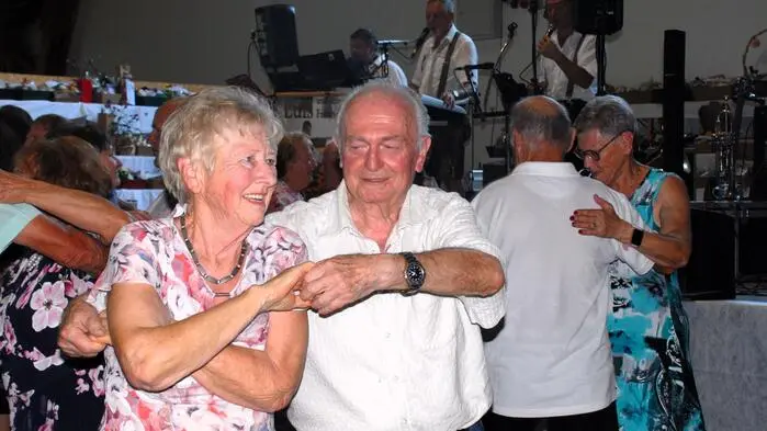 Rund 400 Mitglieder des Seniorenbunds Markt Hartmannsdorf luden unter Obmann Josef Timischl am Sonntagnachmittag in die Rittscheinhalle, um gemeinsam das Sommerfest zu feiern. 
