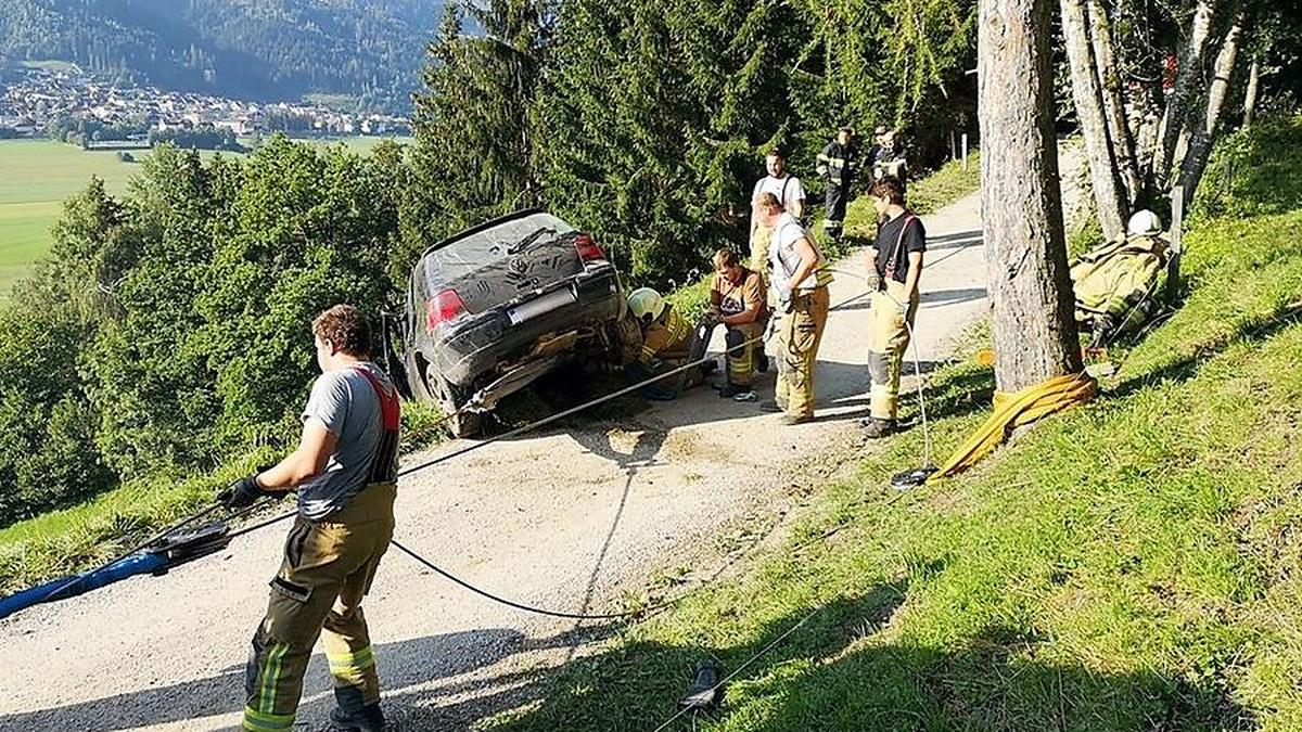 Das Fahrzeug wurde am Samstag von den Freiwilligen Feuerwehren Schladming und Weißenbach geborgen