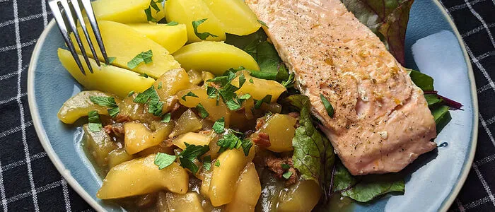 Gut zu Schmorgurken passen Erdäpfel und Lachs