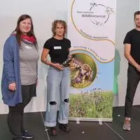Sylvia Wanzenböck und Sabine Schoder vom Österreichischen Wildbienenrat überreichen den Preis zum „Bedeutendsten Wildbienenfund“ an Jonathan Schwarz (von links)