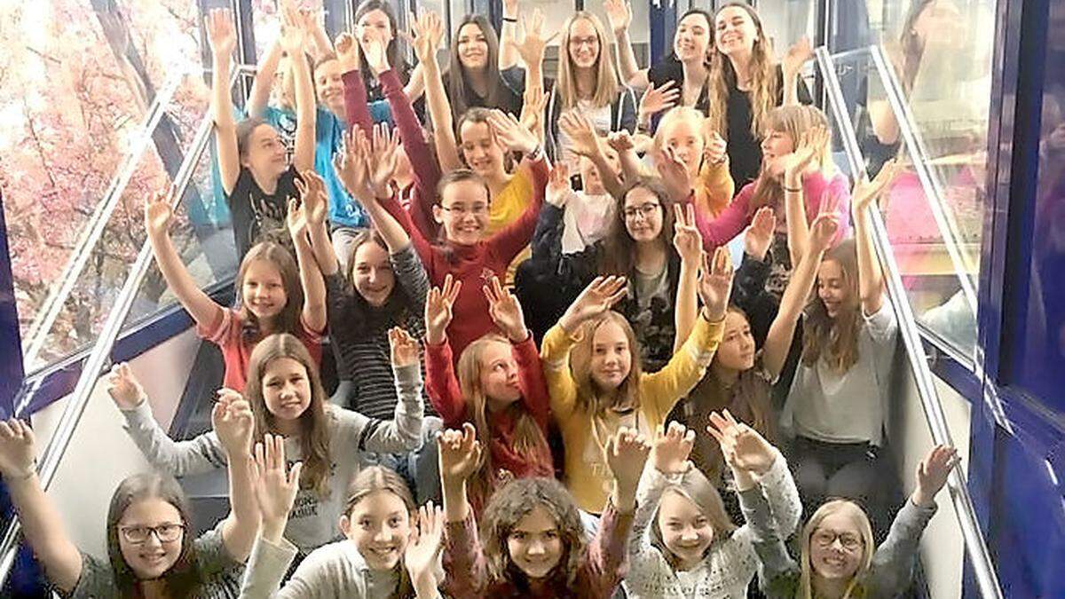 Fünf Schülerinnen der HLW Weiz referierten in der Neuen Musikmittelschule Weiz