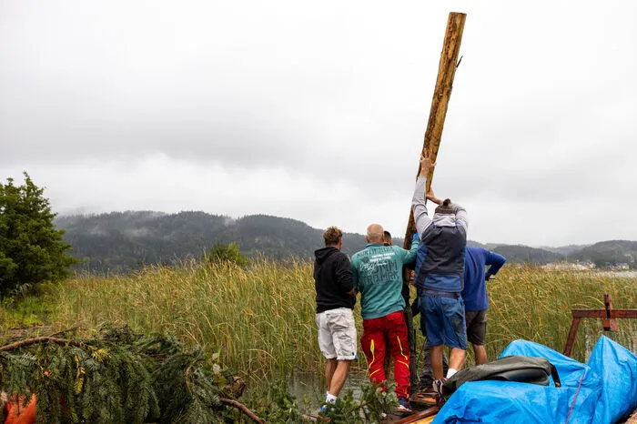 Insgesamt vier Holzpfosten wurden in den Boden gerammt.
