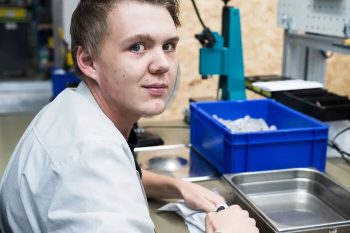 Lehrling Manuel Esterl aus Völkermarkt. Lehrstellen werden in den Bereichen Mechatronik, Fertigungstechnik und Oberflächentechnik angeboten.