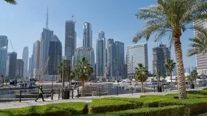 18.03.2025, Dubai, Vereinigte Arabische Emirate, Asien - Uferpromenade und Jachthafen entlang des Al Jadaf Dubai Canal mit der modernen Skyline im Hintergrund. *** 18 03 2025, Dubai, United Arab Emirates, Asia Waterfront promenade and marina along the Al Jadaf Dubai Canal with the modern skyline in the background