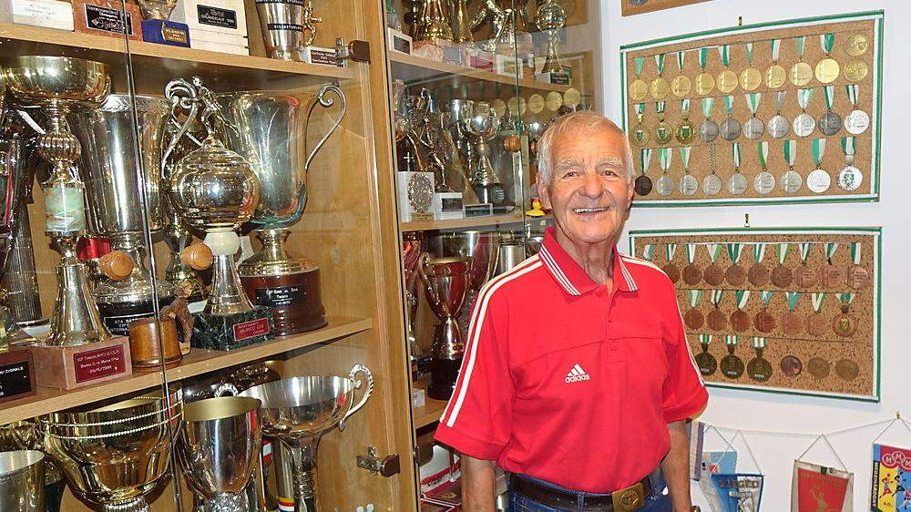 Horst Elmer, sammelt Pokale, Medaillen und Titel im Langstreckenlauf wie andere Briefmarken. Auch als Schwimmlehrer macht er sich bis heute einen Namen