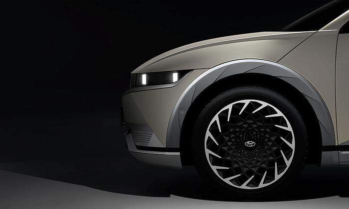Das Elektro-SUV steht auf 20-Zöllern mit besonders aerodynamischen Rädern