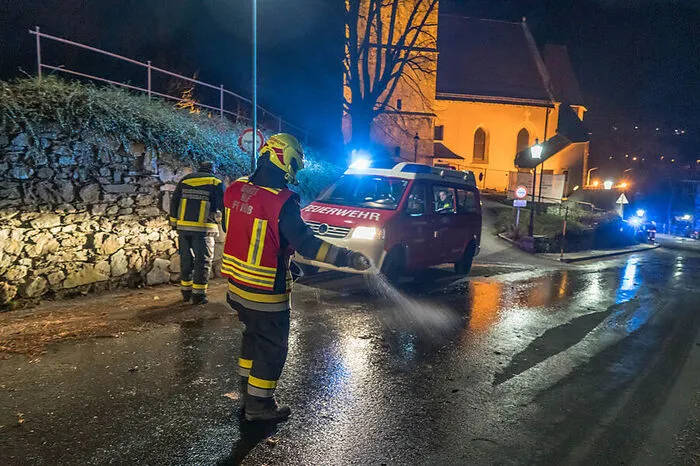 Das Löschwasser gefror sofort zu Eis