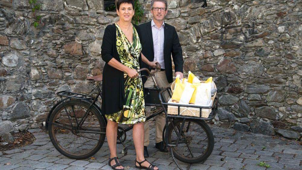 Gerlinde Kieberl, Obfrau des Umweltausschusses und Oskar Januschke werben für den autofreien Tag mit einem Transportrad der alten Generation 