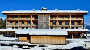 Ein großes Holzgebäude mit zahlreichen Fenstern und Balkonen