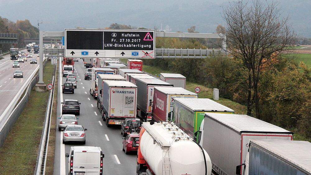  Lastwagen und Fahrzeuge stauen sich am 27.10.2017 auf der Autobahn A8 bei Rossenheim in Richtung Österreich.