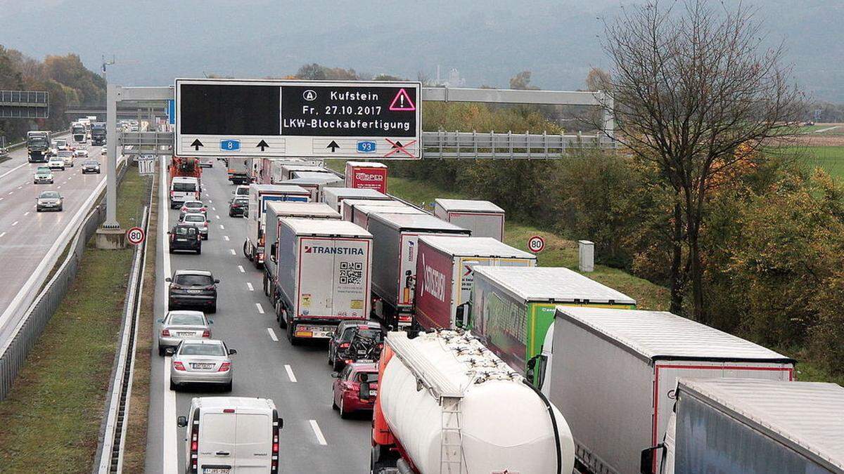  Lastwagen und Fahrzeuge stauen sich am 27.10.2017 auf der Autobahn A8 bei Rossenheim in Richtung Österreich.