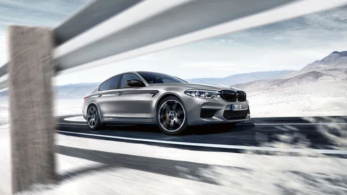 Noch einmal 25 PS mehr als der M5 – der nun auch nicht gerade schmalbrüstig motorisiert ist – bringt die Version Competition an den Start. 625 PS aus dem 4,4 Liter großen V8-Triebwerk mit zwei Turbos, nochmals direkteres Ansprechverhalten und eine spezifische Fahrwerksabstimmung standen im Lastenheft ganz oben.