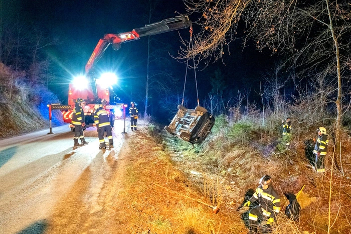 Die Feuerwehr Gleisdorf half den Kollegen der Feuerwehr Landscha bei einer Bergung in Ponigl mit dem Kran aus.