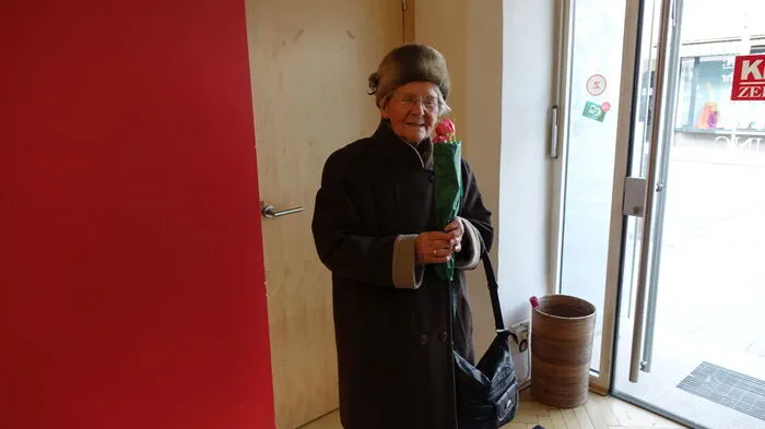Im und um das Kleine Regionalbüro wurden am Dienstagvormittag bunte Tulpen verteilt, solange der Vorrat reichte.