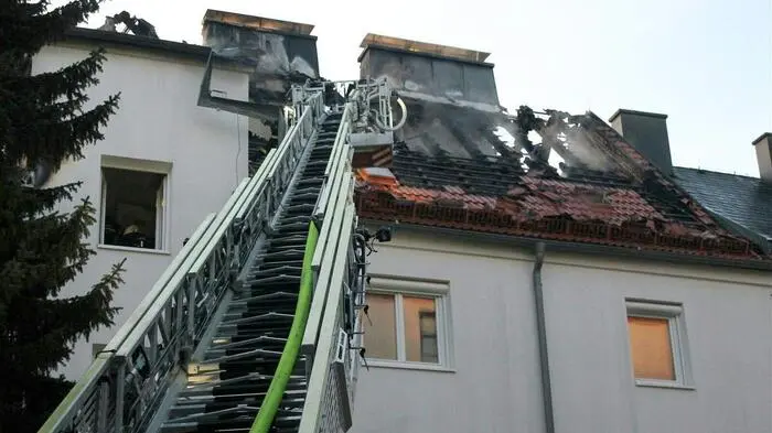 Beim Brand eines Mehrparteienhauses am Samstag in St. Pölten sind 14 Personen gerettet worden. 20 Wohnungen wurden evakuiert, berichtete Franz Resperger vom Landeskommando.