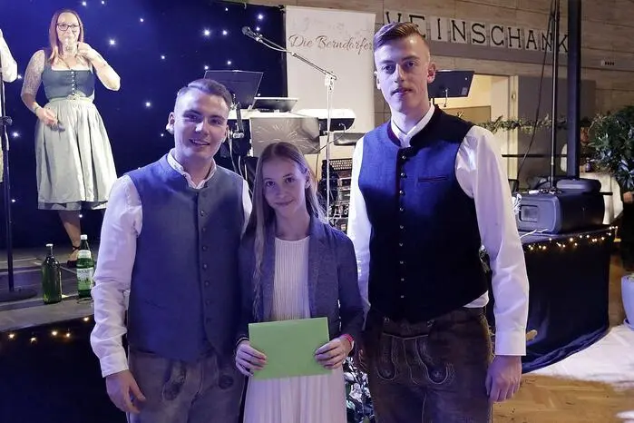 Eine großartige Polonaise mit 8 Paaren, einstudiert von Lisa Kienböck eröffnete die Ballnacht, ehe die Gäste zu den Klängen von „Die Berndorfer“ und DJ Philipp die Tanzfläche stürmten.