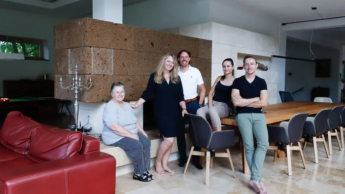 Sabine und Thomas Senemann umgeben von der älteren und der jungen Generation: Links außen Juliana Senemann, rechts außen Lukas Senemann mit seiner Freundin Christina.