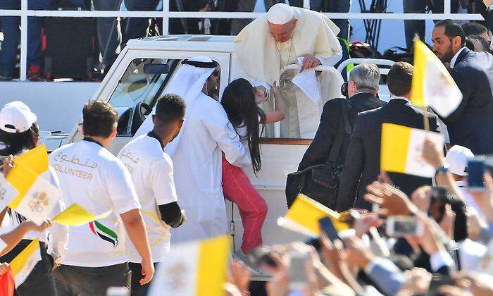 Kurze Aufregung bei den Security-Männern, weil ein kleines Mädchen auf den Papst zulief