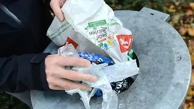 ABD0002_20160502 - WIEN - STERREICH: THEMENBILD - Illustration zur heutigen Pressekonferenz des Umweltministeriums zum Thema "Gemeinsam weniger Plastiksackerl" am Montag 02. Mai 2016. Im Bild: Ein Mann entsorgt seine nicht mehr bentigten Plastiksackerl in einer Mlltonne. (ARCHIVBILD VOM 17.7.2013) - FOTO: APA/HELMUT FOHRINGER