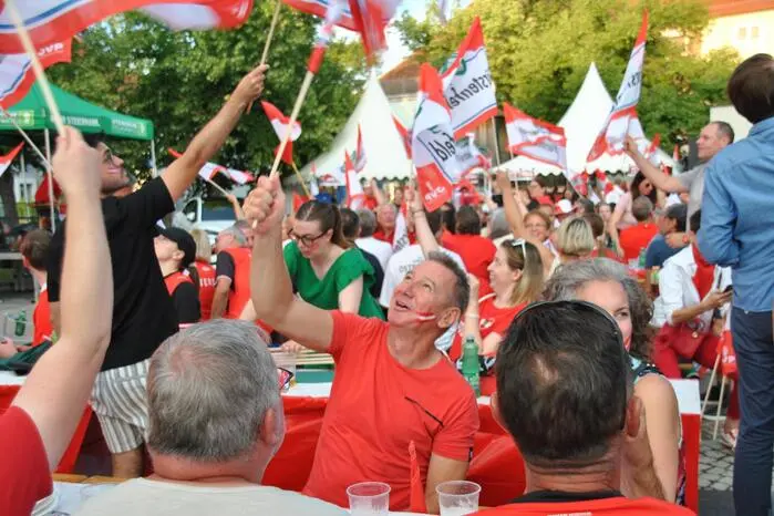 Noch kurz vor 18 Uhr hatte Regen für Unsicherheit gesorgt. Pünktlich zum Anpfiff zeigte sich jedoch die Sonne, und während die österreichische Bundeshymne erklang, herrschten ideale Bedingungen. Besonders angenehm: Die drückende Hitze des Tages war verschwunden.