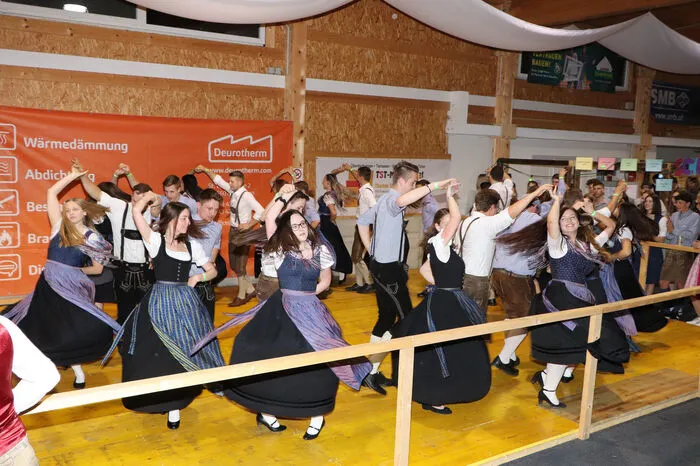 Aufgetanzt hat die Landjugend Eberstein mit Obmann Stefan Hoffernig und Leiterin Sarah Felsberger, David Reinsberger spielte mit der Steirischen Harmonika auf. LJ-Glödnitz mit Obmann Thomas Feichtinger und Leiterin Anna Weyrer und Andreas Stark an der Steirischen intonierten zusammen die "Rosi Polka". Die Mitternachtseinlage wurde von der LJ-Sörg unter Obmann Hugo Kogler und Leiterin Sabrian Pirker durchgeführt.