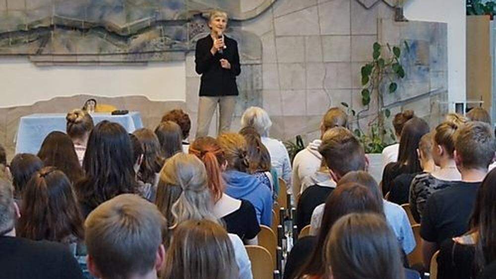 Die Schülerinnen und Schüler des Borg Birkfeld lauschten gespannt den Ausführungen von Irmgard Griss