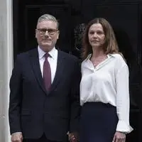 Keir Starmer mit seiner Frau Victoria in der Downing Street 10 nach der Ankündigung seines Rücktritts