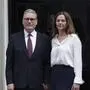 Keir Starmer mit seiner Frau Victoria in der Downing Street 10 nach der Ankündigung seines Rücktritts