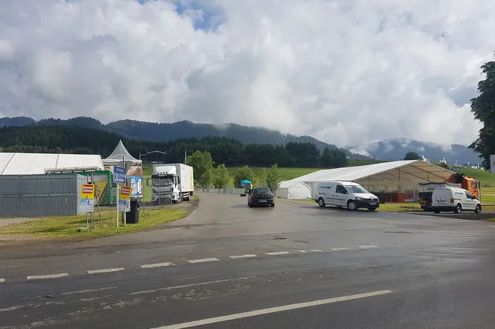 Noch ist es ruhig entlang der Partyzelte...