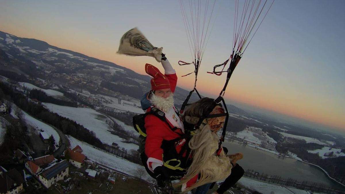 Nikolaus und Krampus in luftiger Höhe