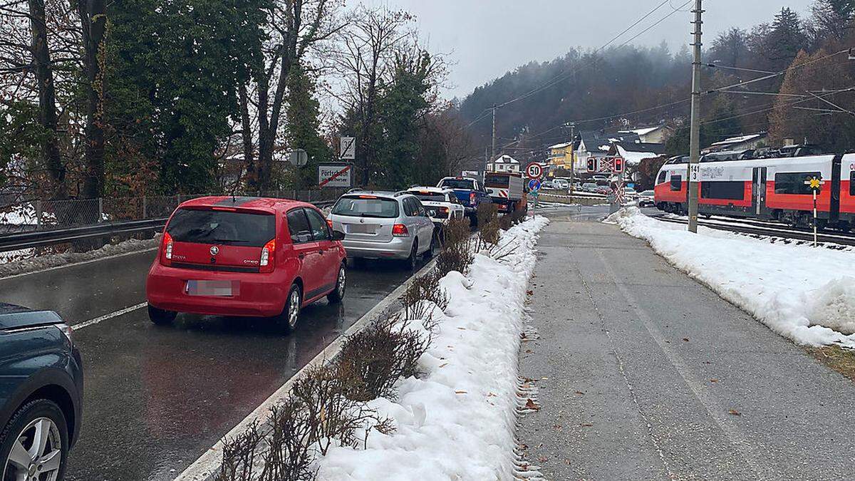 Minutenlang hat man oft an der Bahnkreuzung Leonstein warten müssen