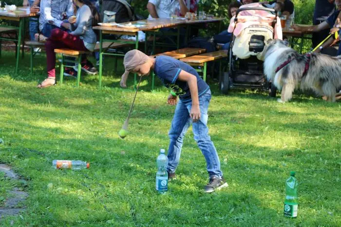 Für die Kinder gab es ein eigene Kinderolympiade mit mehreren Disziplinen. Im Finale mussten drei Kinder eine Wasserflasche mit Hilfe eines Balles in einem Strumpf umwerfen. Für den Gewinner gab es einen Eisgutschein.