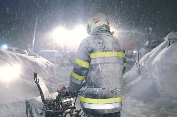 Am Präbichl musste von der Feuerwehr Vordernberg auch ein Dach abgeschaufelt und so von der großen Schneelast befreit werden.