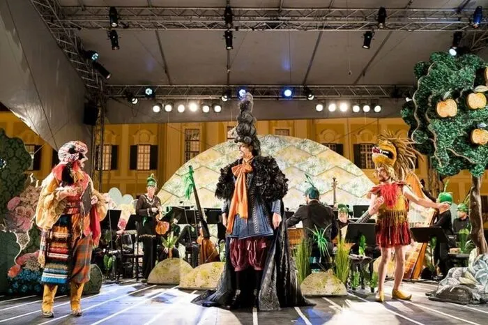 Insgesamt zwölf feurige Anadalusierhengste wirken an dem barocken Gesamtkunstwerk mit.