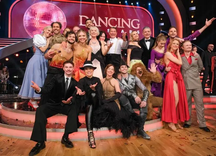 ABD0069_20250524 - WIEN - ÖSTERREICH: ++ HANDOUT ++ ZU APA0407 VOM 23.5.2025 - Die Tanzpaare der 16. Staffel der Tanzshow „Dancing Stars 2025“ am Freitag, 23. Mai 2025 während des Finales der TV- Show „Dancing Stars 2025“ in Wien. Der Schauspieler Aaron Karl ist neuer 