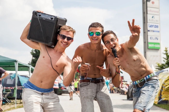 Die Stimmung war schon am Mittwoch bestens - und da die großen DJs erst am Donnerstag zu Mittag loslegen, hatte manche Gruppe ihr eigenes Soundsystem dabei!