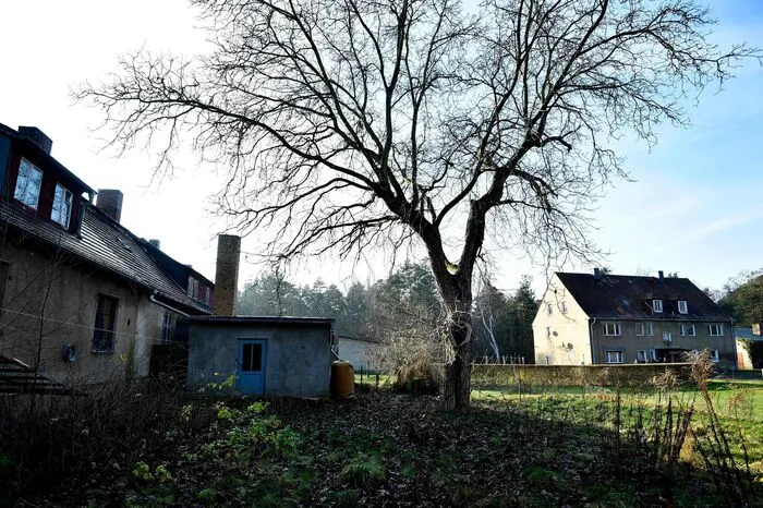 In der von Wald umgebenen Ansiedlung teils verfallener und sanierungsbedürftiger Häuser leben noch etwa 20 Menschen, zumeist im Pensionistenalter.