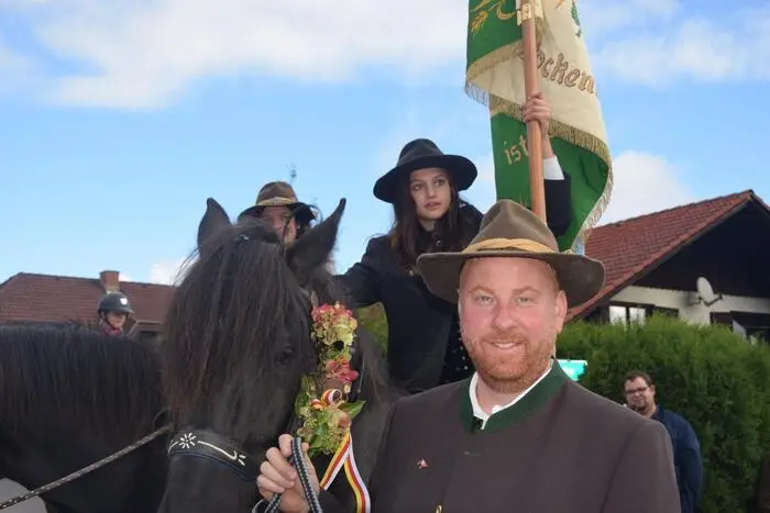 Musikalisch umrahmt wurden die Feierlichkeiten von der Jagdhornbläsergruppe Stockenboi