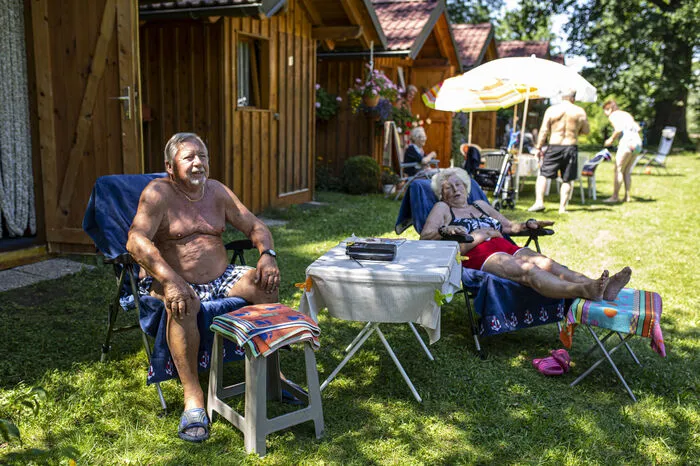 Gerhard Berger (83) und Jospha Wieser (84) haben seit zwei Jahren eine Hütte im Kalmusbad. Vorher waren sie immer auf einem Campingplatz in Slowenien.