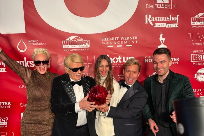 Heino hatte auf dem Roten Teppich mit Brigitte Nielsen, Manager Helmut Werner, dessen Ehefrau Nicole und Doku-Produzent Benedict Bartsch viel Spaß.