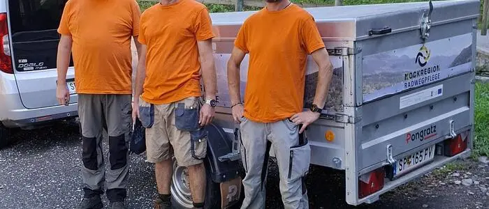 Mitarbeiter des gemeinnützigen Beschäftigungsprojekts der Nockregion: Vorarbeiter Robert Pöllinger, Robert Pirker und Armin Plamenig waren für Radwegpflege zuständig