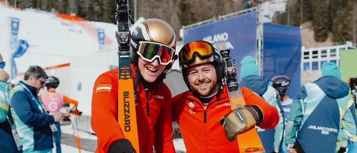 Johannes Aigner und Guide Nico Haberl (rechts) jubelten über die zweite Goldmedaille in Cortina