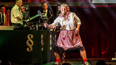 Wolfgang Winkelbauer als lustige Putzfrau auf der Narrenbühne des Stadtgerüchtes