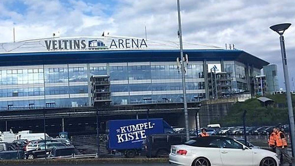 Direkt vor der Schalke-Arena in Gelsenkirchen wurden die Osttiroler verprügelt 