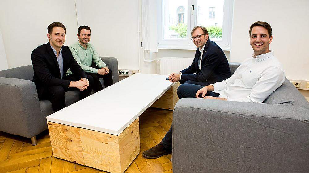 Wissenschaft und Wirtschaft. Bernhard Weber und Remo Taferner (rechts vorne) von der Gründungsgarage treffen auf die Start-up-Unternehmer Julian Kainz (Studo) und Manuel Zoderer (Timeular, links hinten)