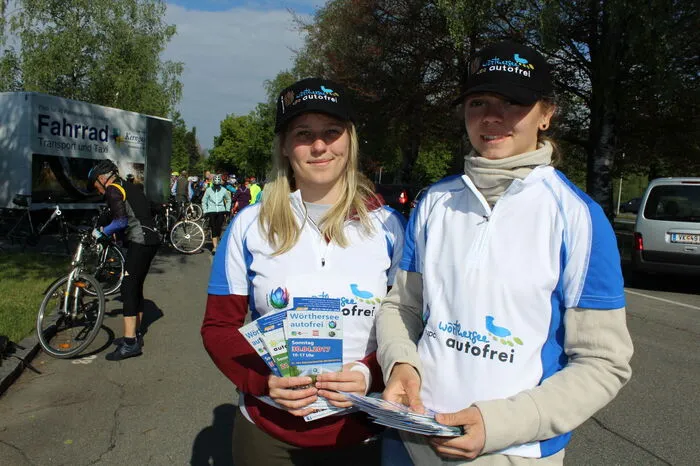 Schon vor dem Start für den autofreien Wörthersee war auf dem Parkplatz von Minimundus in Klagenfurt viel los. Christina Künstl und Celina Rossmann versorgten die Teilnehmer mit den wichtigsten Informationen.